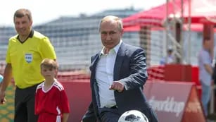 Un Mundial político. Putin aprovecha el evento para tratar de sacar partido de la popularidad del deporte. (AP)