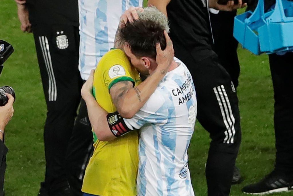 El momento en el que Messi y Neymar se reunieron, tras el triunfo argentino en la Copa América. (Foto: AP)