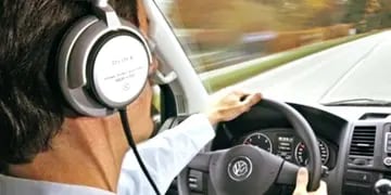 Mientras conducimos un automóvil, es aconsejable utilizar el bluetooth del auto para recibir llamadas y evitar usar los auriculares. (Mundo Maipú)