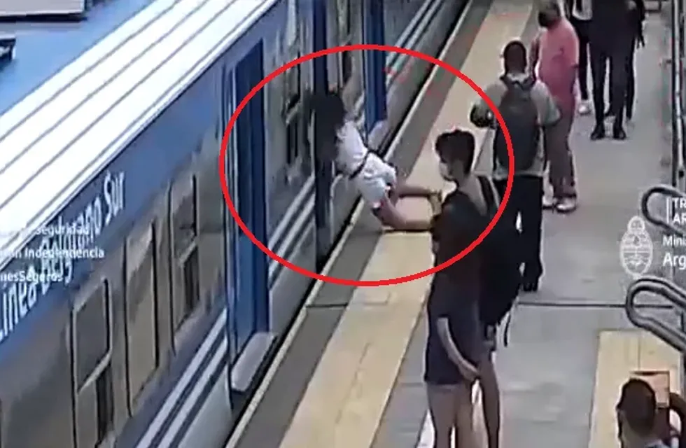 El momento en el que la Candela cae a las vías del Tren Belgrano Sur en González Catán, Buenos Aires. / captura de video