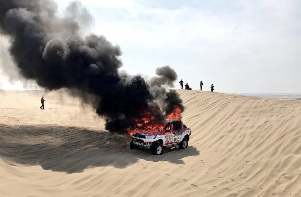 La argentina Alicia Reina abandonó el Dakar 2018 tras incendiarse su auto