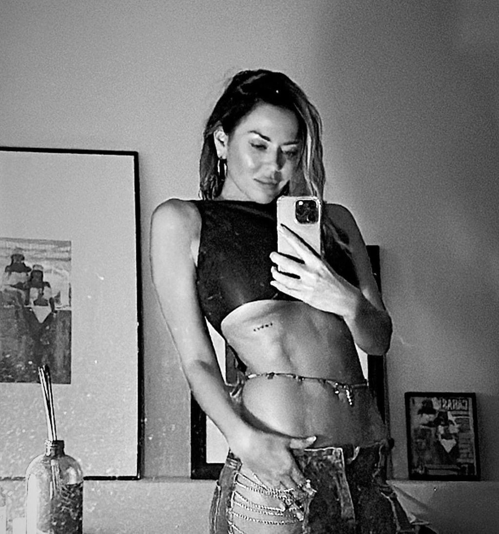 Karina Jelinek dio las "buenas noches" con una selfie frente al espejo