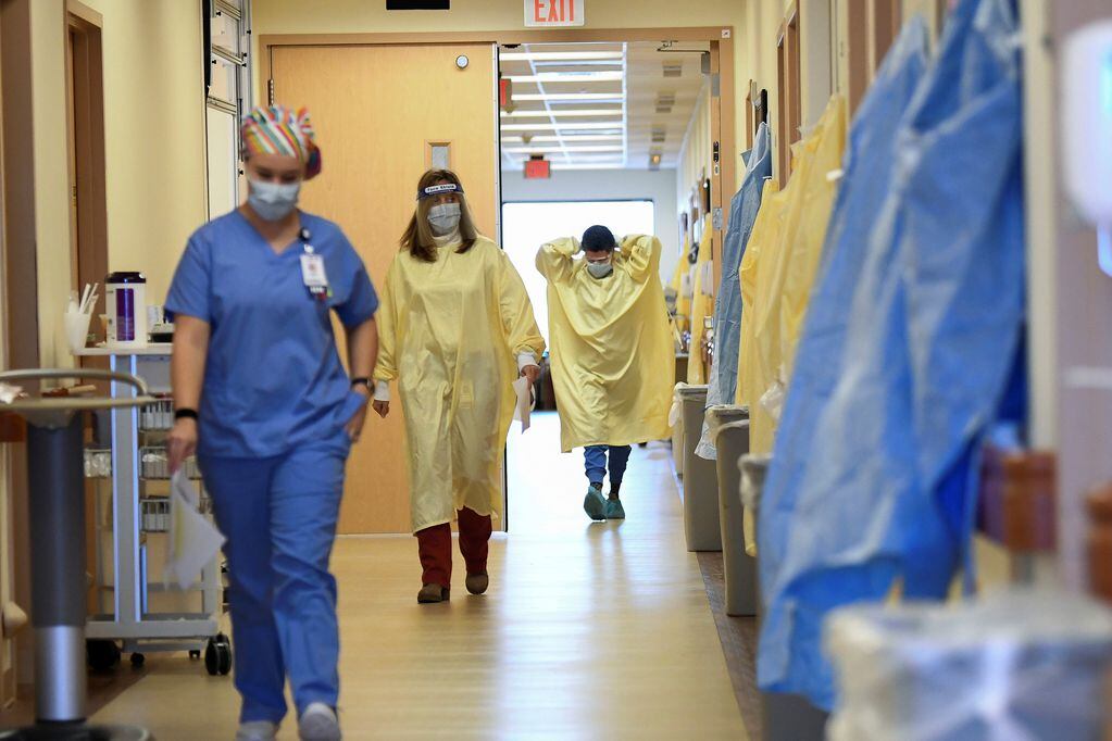 Médicos trabajan en un hospital ante la nueva variante de coronavirus. (AP)