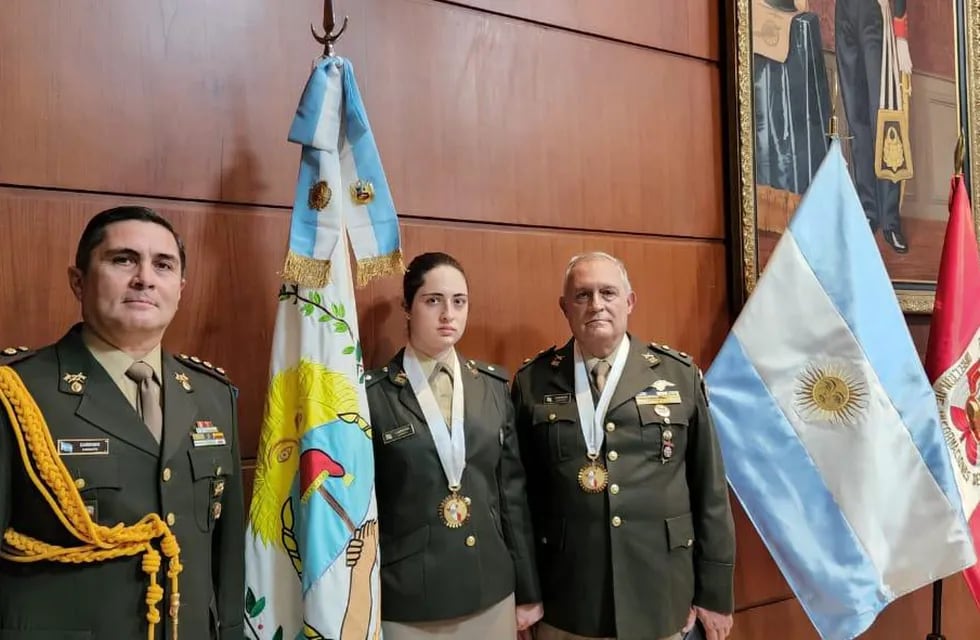 Junto al agregado militar de la embajada argentina en Lima, Coronel Roberto Cardoso, la subteniente Juliana Cabrera Mingorance y el Teniente Coronel Gabriel Cabrera, los mendocinos que hicieron la entrega de la Bandera del Ejército de los Andes al Ejército del Perú.