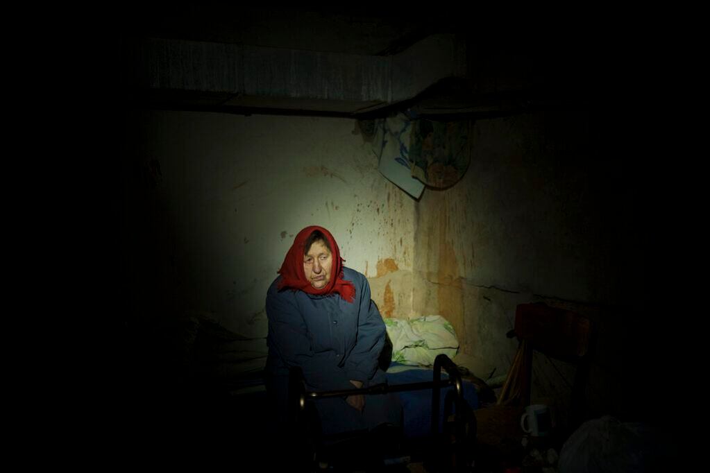 Una anciana se esconde en un sótano sin electricidad para refugiarse en Irpín, en las afueras de Kiev. Foto: AP / Felipe Dana