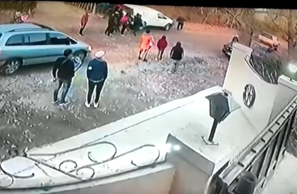 Una cámara de una propiedad privada sobre la calle Atamisqui capturó el momento de la pelea y cuando cae Gatica inconsciente a la acequia.