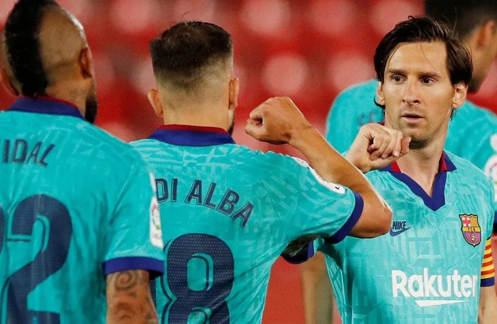 El astro argentino, Leo Messi, marcó el cuarto gol de Barcelona y recibe la felicitación de Alba y Vidal.