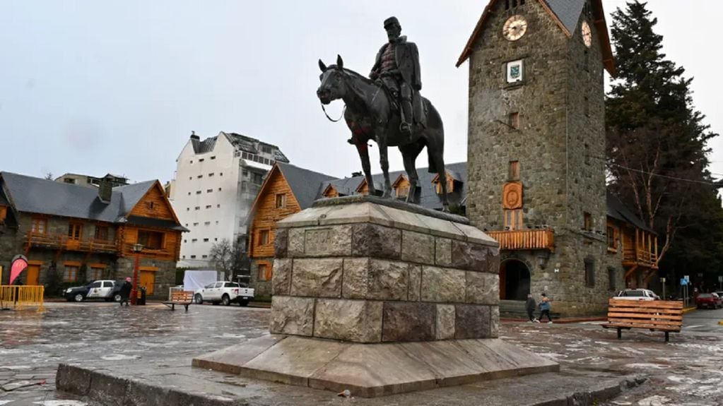 El centro cívico de Bariloche con el monumento a Roca, que retirarán pronto (Gentileza / Diario Río Negro)