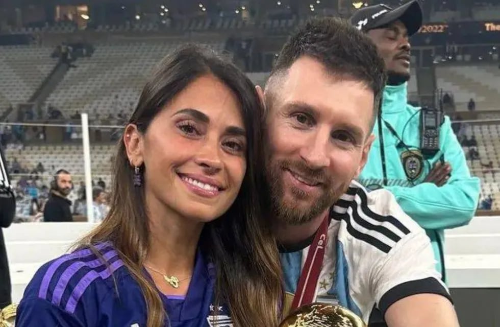 Lionel Messi y Antonela Roccuzzo felices tras la consagración de Argentina en Qatar.