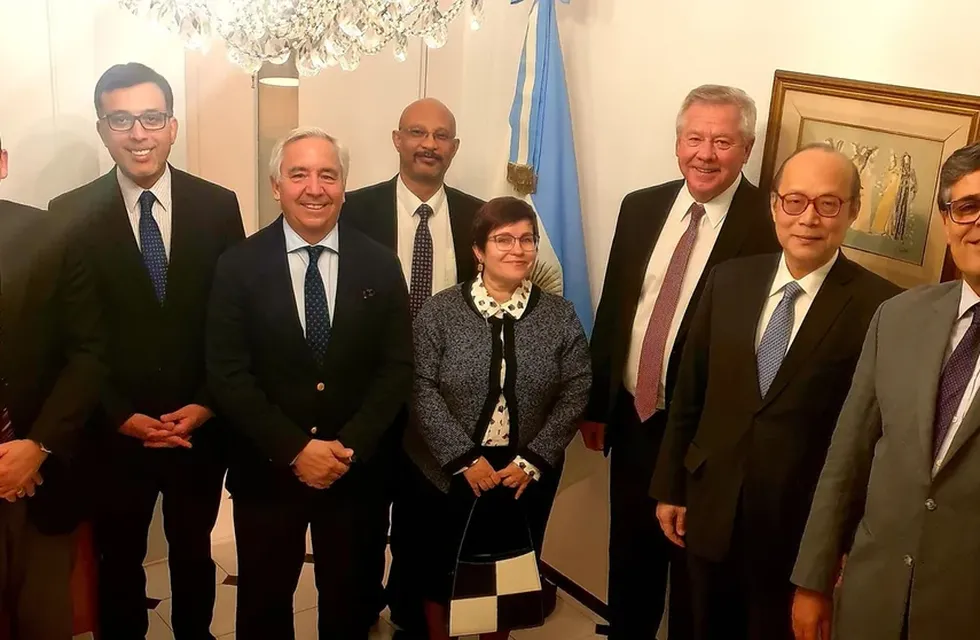 Federico Villegas, el tercero de izquierda a derecha, en la imagen junto a los diplomáticos de Rusia, Cuba, Venezuela, Pakistán, Bielorrusia, China y Sudáfrica.