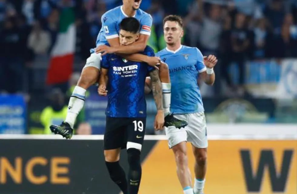 Insólito festejo del brasileño saltando en la espalda de un jugador rival (Correa).