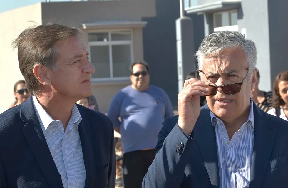 El gobernador Rodolfo Suárez y el precandidato a sucederlo, Alfredo Cornejo, durante una entrega de viviendas en Guaymallén
Foto: Orlando Pelichotti
