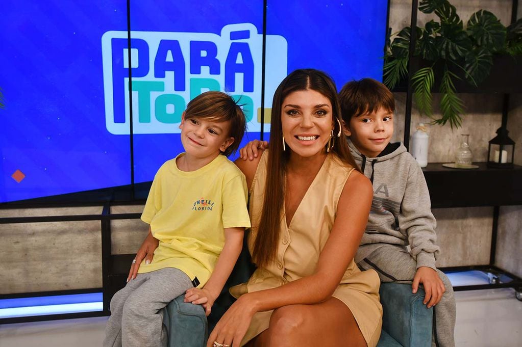 Ornella Ferrara, conductora del programa Pará todo que transmita canal 7 Mendoza.
Ornella junto a sus hijos Felipe y Facundo

