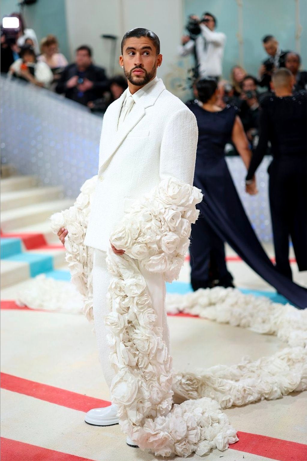 Bad Bunny en la Met Gala 2023. La alfombra roja más importante para el mundo de la moda, cuya inspiración será este año el concepto Karl Lagerfeld. (Eonlinelatino)