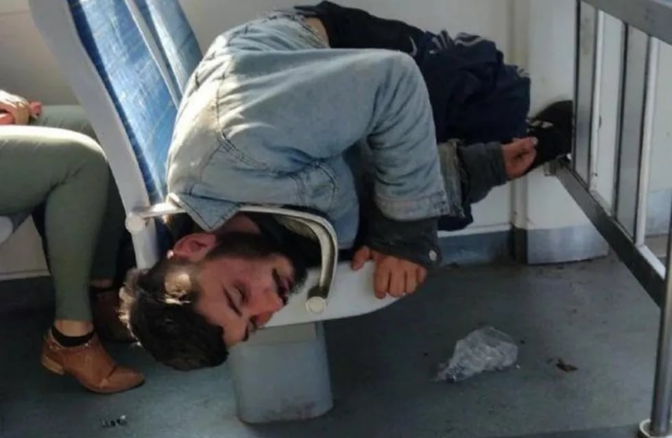 Un joven se durmió en el tren y su cabeza quedó atrapada en el apoyabrazos.