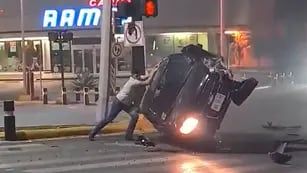 Video: se accidentó, su auto quedó volcado y destrozado, pero logró darlo vuelta con sus manos