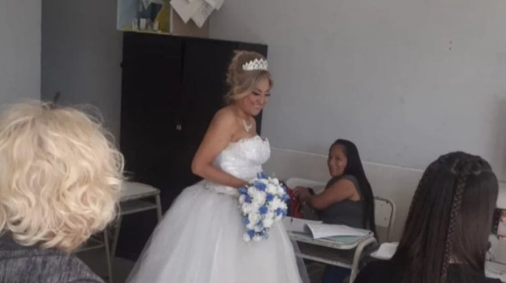 Una mujer que fue a emitir el sufragio con su vestido de novia. Gentileza: X: @bbbolsa