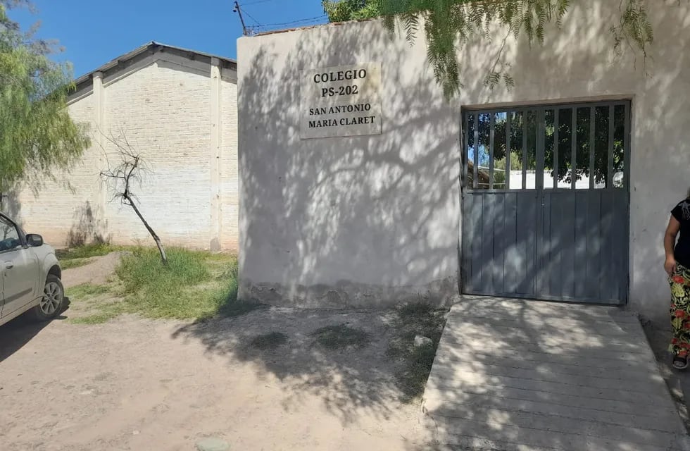 Una escuela del barrio La Favorita necesita bancos y pizarrones  para dictar clases. Foto: Gentileza.