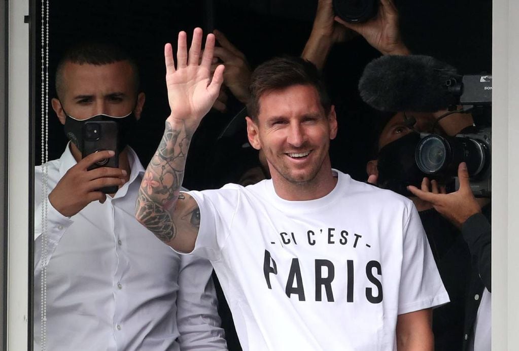 Leo Messi saludó a los fanáticos apenas pisó suelo parisino. / 