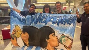 La Mona posando junto a hinchas argentinos