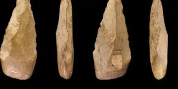 La cultura achelense, tiene como característica la invención de las herramientas bifaces (durante el paleolítico inferior).