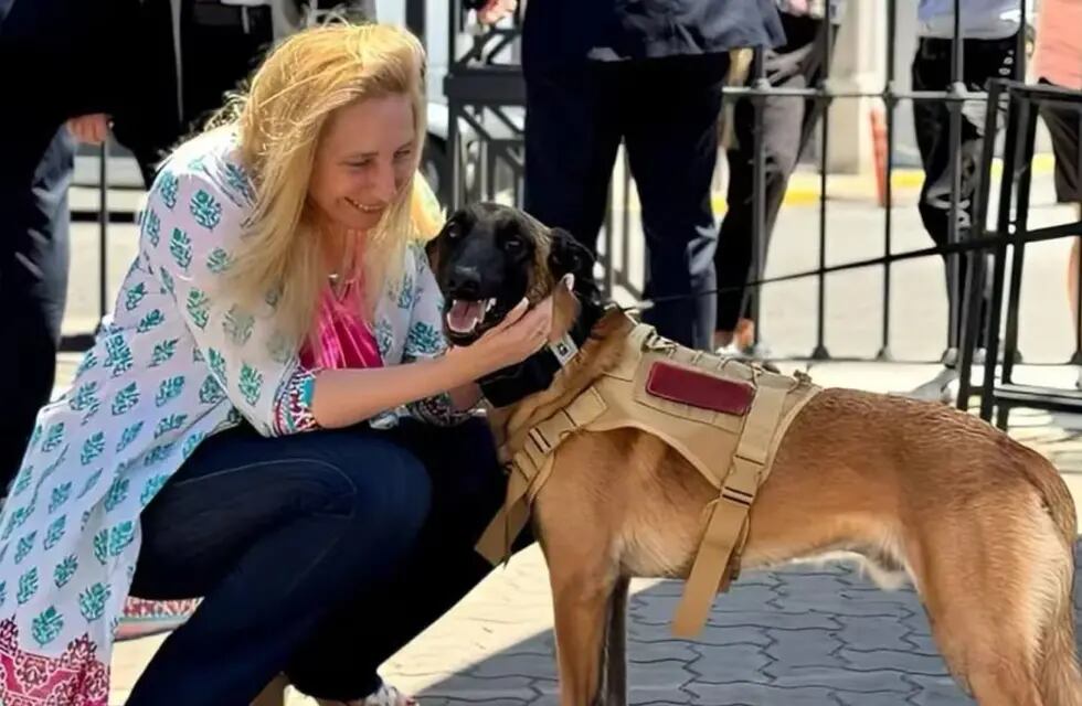 Karina Milei junto a uno de lo perros de la Policía Federal que custodia la Casa Rosada