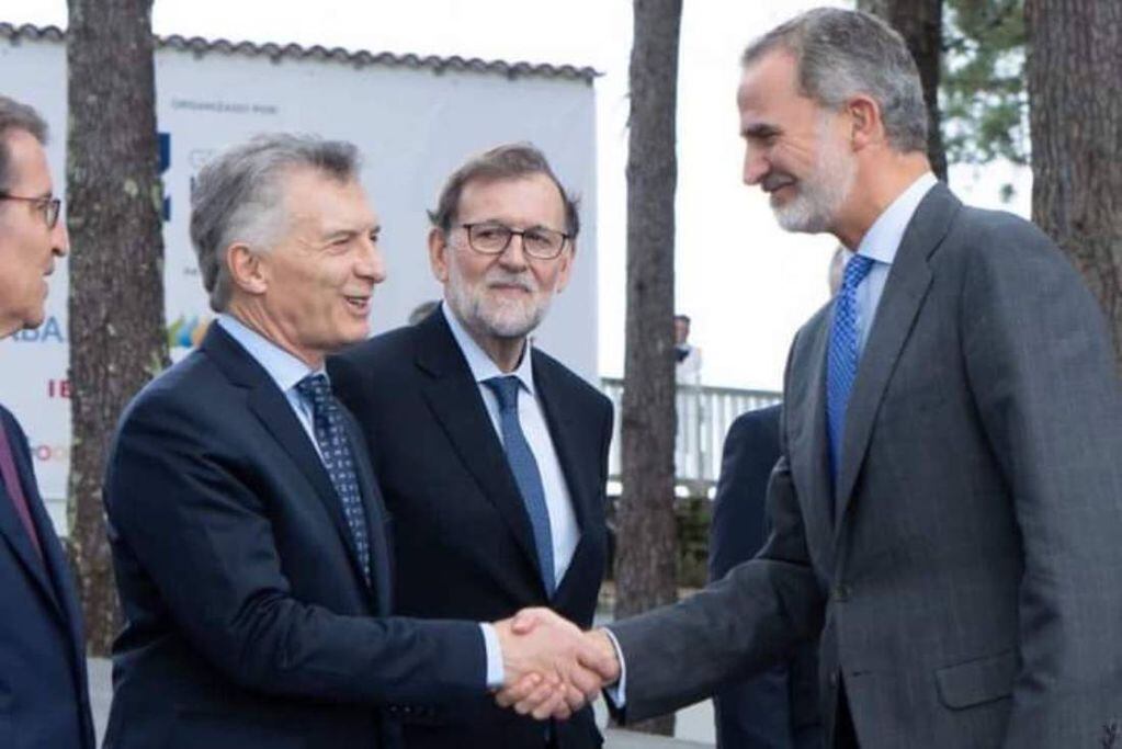 Mauricio Macri con el rey Felipe de  España y Mariano Rajoy esta semana.