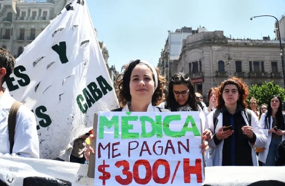 Médicas y enfermeras se suman a una movilización en defensa de sus salarios