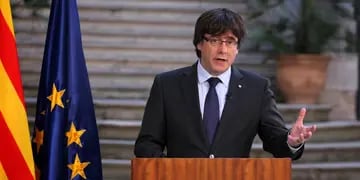 El líder independentista compartió un mensaje por la TV catalana. Pidió resistir la intervención del gobierno español con acción pacífica.