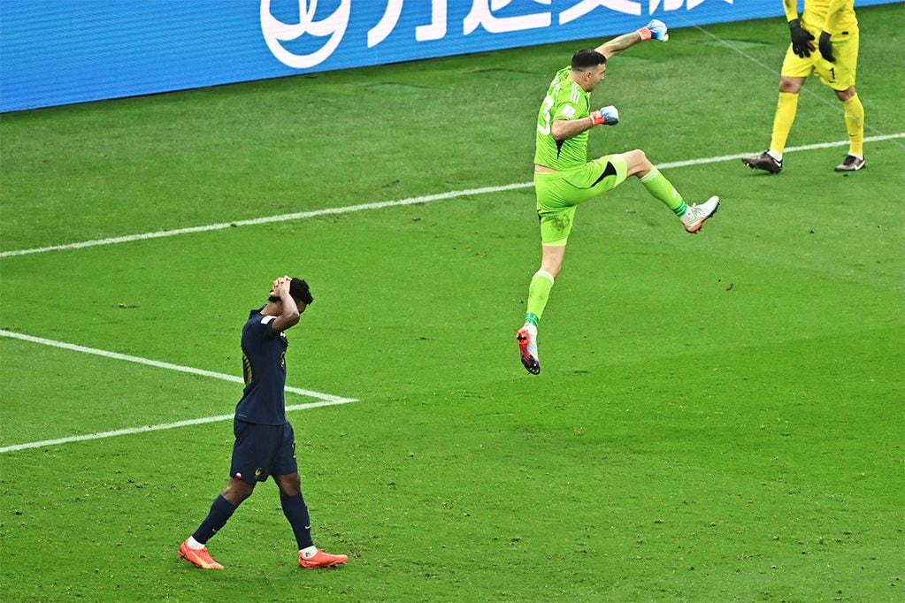 Lusail (Qatar), 18/12/2022.- Goalkeeper Emiliano Martinez (R) of Argentina celebrates blocking a penalty shot by Kingsley Coman of France during the FIFA World Cup 2022 Final between Argentina and France at Lusail stadium, Lusail, Qatar, 18 December 2022. (Mundial de Fútbol, Francia, Estados Unidos, Catar) EFE/EPA/Noushad Thekkayil
