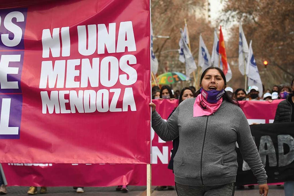 Siguen los reclamos de justicia por Abigail Carniel. En la foto, Verónica, mamá de la joven mendocina - Foto: José Gutiérrez/ Los Andes   

