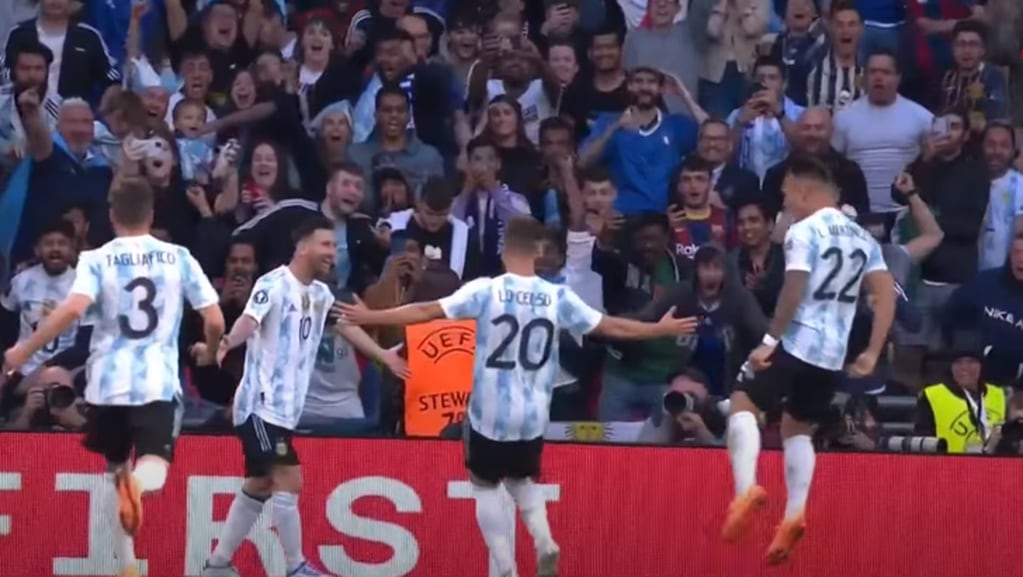 Una integrante de la seguridad del estadio de Wembley no contuvo su alegría con el primer gol argentino.