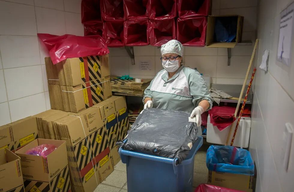 Personal de limpieza e higiene manipulando residuos patológicos vinculados al Covid-19. Foto: Orlando Pelichotti / Los Andes