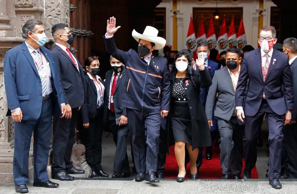 Asunción presidencial de Pedro Castillo en Perú acompañado de su esposa Lilia Paredes (AP)