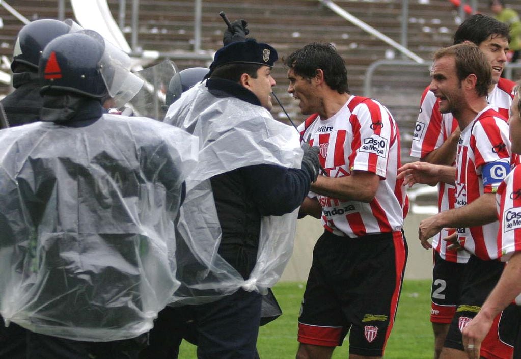 Los segundos previos al balazo policial que sufrió quien fuera futbolista del Atlético San Martín, Carlos Azcurra, el 11 de septiembre de 2005. / Orlando Pelichotti - Los Andes 