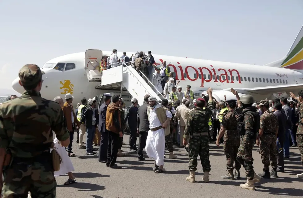 Registro del primer vuelo con prisioneros yemeníes liberados en Saná por parte de Arabia Saudita.