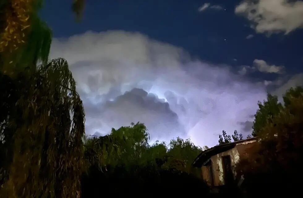 El imactante video que muestra un “nido de relámpagos” durante la tormenta de anoche en Maipú. Foto: Gentileza Alfredo Escolar.