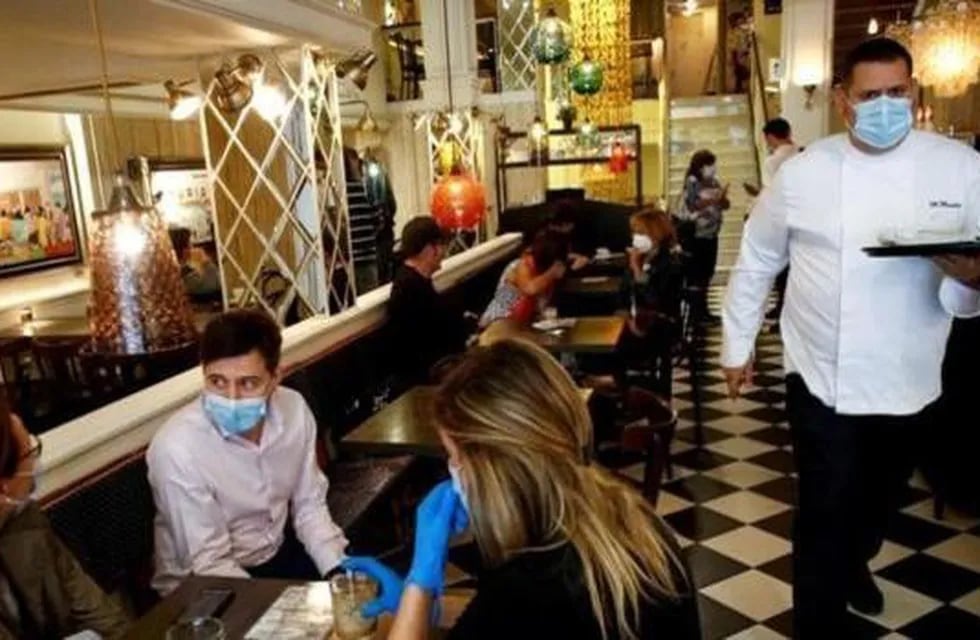 En España se dejará de exigir uso de barbijos en interiores