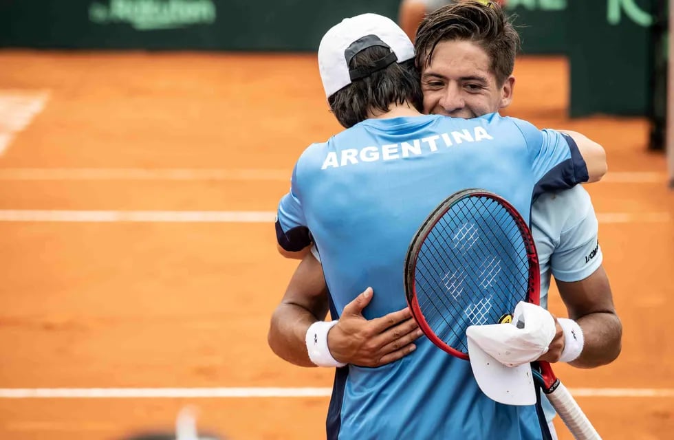 El abrazo entre Coria y Báez, protagonistas de la Selección Argentina de tenis. / AAT