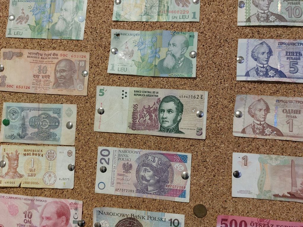 Billetes en la terminal de Moldavia. Hay uno de 5 pesos argentinos. (Federico Piccioni Aimar)
