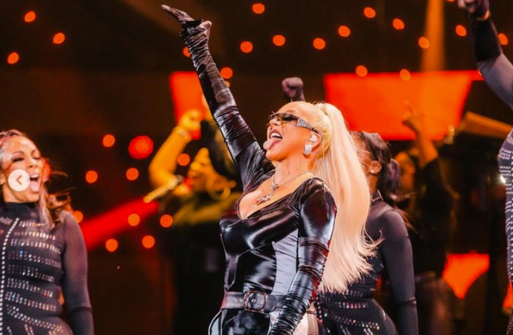 Christina Aguilera se emocionó recordando sus éxitos en español. 