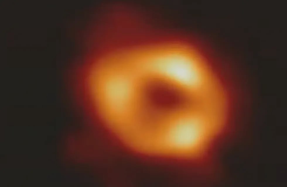 La primera imagen del agujero negro supermasivo que lograron captar los científicos.