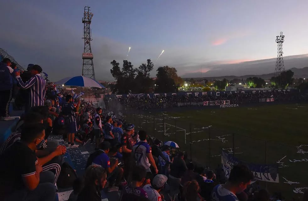 El club Godoy Cruz Antonio Tomba cumplió 100 años y los hinchas festejaron en el estadio