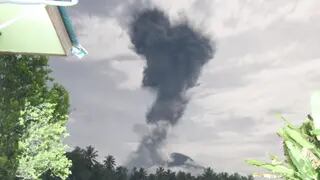 Un volcán entró en erupción en Indonesia y expulsó una columna de cenizas de varios kilómetros