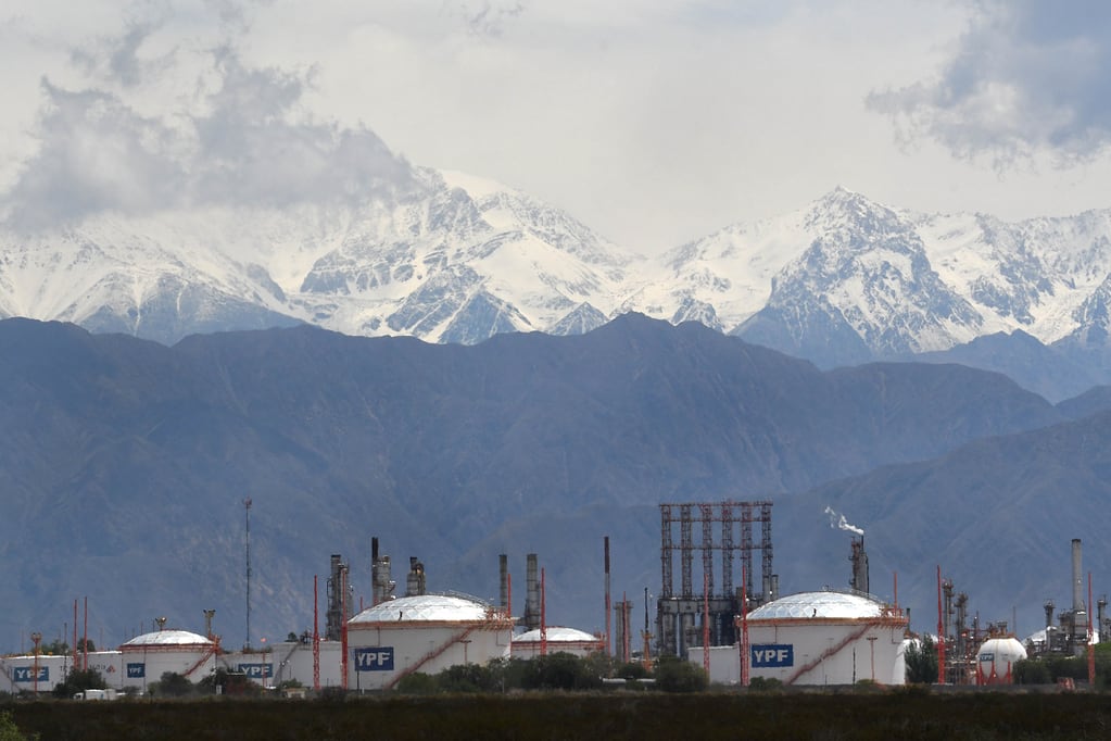 YPF produce el 65% del crudo de la provincia. Foto: Orlando Pelichotti / Los Andes
