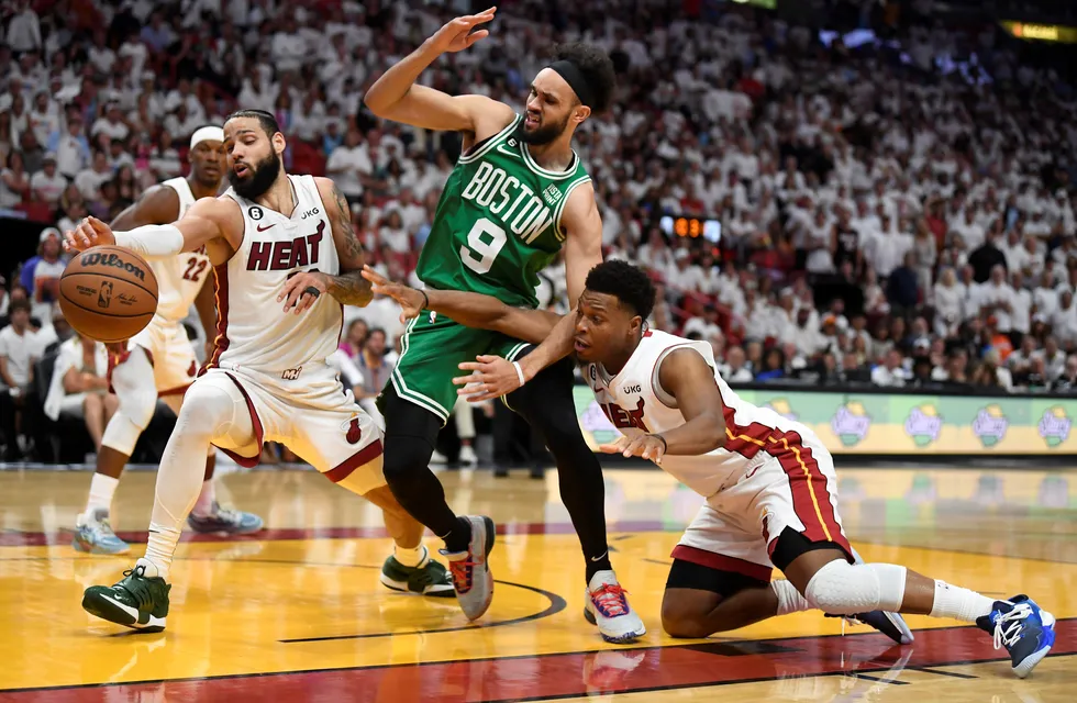 Derrick White fue el héroe de Boston  Celtics que le dio la victoria y empató 3-3 la serie final del Este con Miami Heat. (AP)