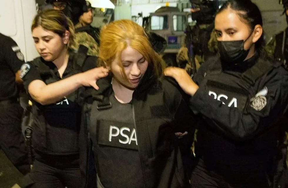 Brenda Uliarte siendo detenida y escoltada por la Policía de Seguridad Aeroportuaria (PSA). (Foto / Clarín)