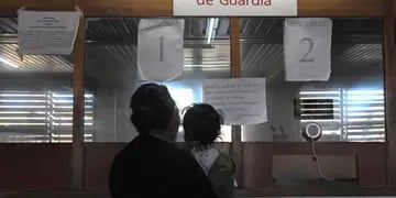 Guardia. Una profesional del hospital Notti atiende a una niña con síntomas de una afección respiratoria, característica de la época. Orlando Pelichotti / Los Andes