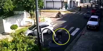 Asalto piraña a un auto en movimiento en Buenos Aires