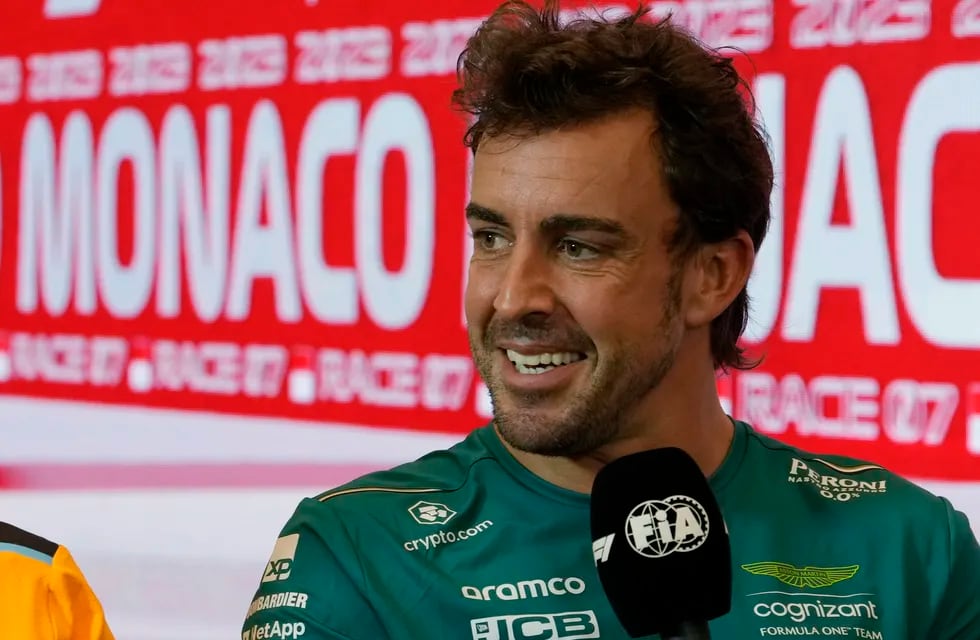 El piloto de Aston Martin, Fernando Alonso, en conferencia de prensa antes del Gran Premio de Mónaco. (AP Foto/Luca Bruno)